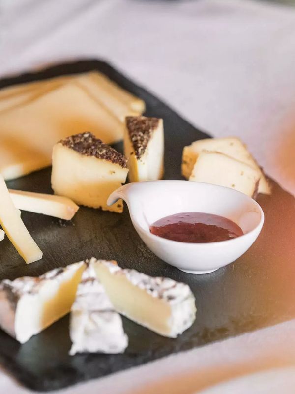Appetitanregende Käseplatte auf einem schönen schwarzen Teller
