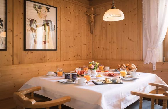 Ein schön gedeckter Tisch mit großem Frühstück
