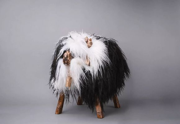 Ein schwarz-weißer Hocker in Form eines Schafs